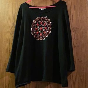 Black in color designed 3/4 sleeve top